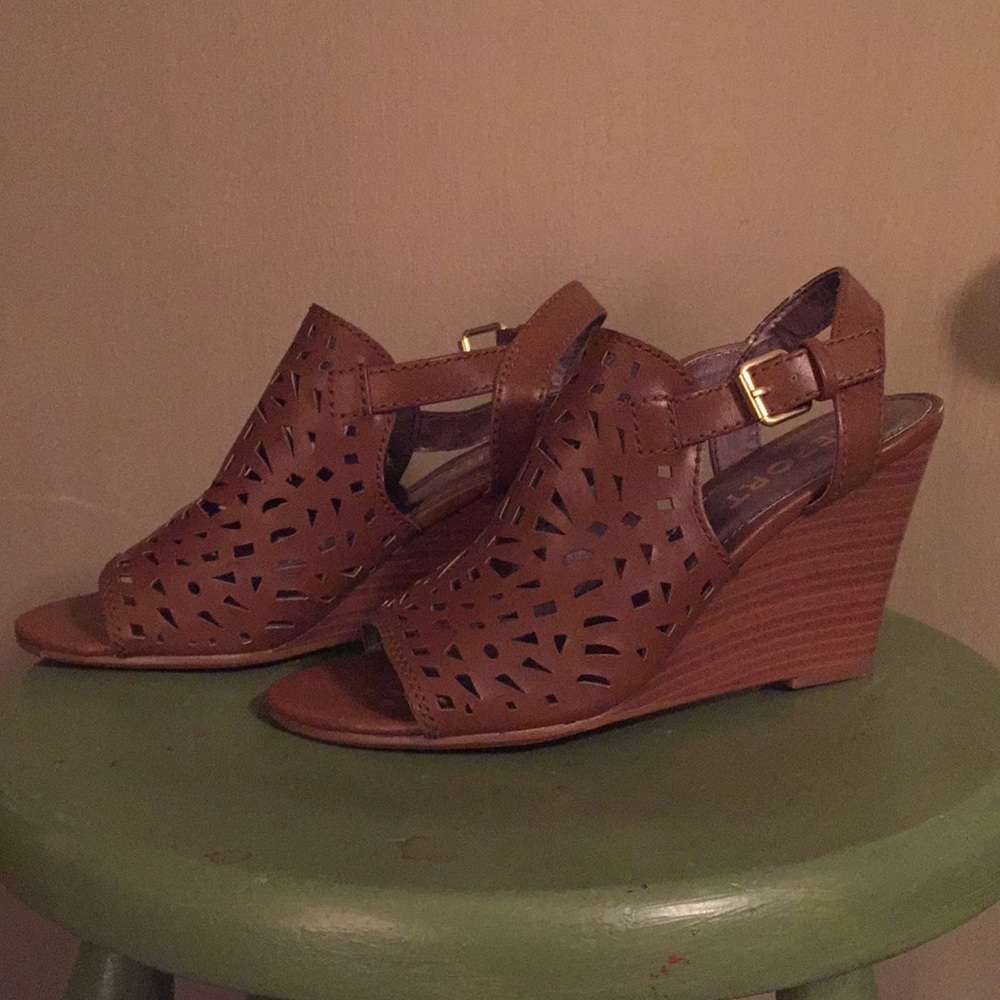 Peep toe wedge